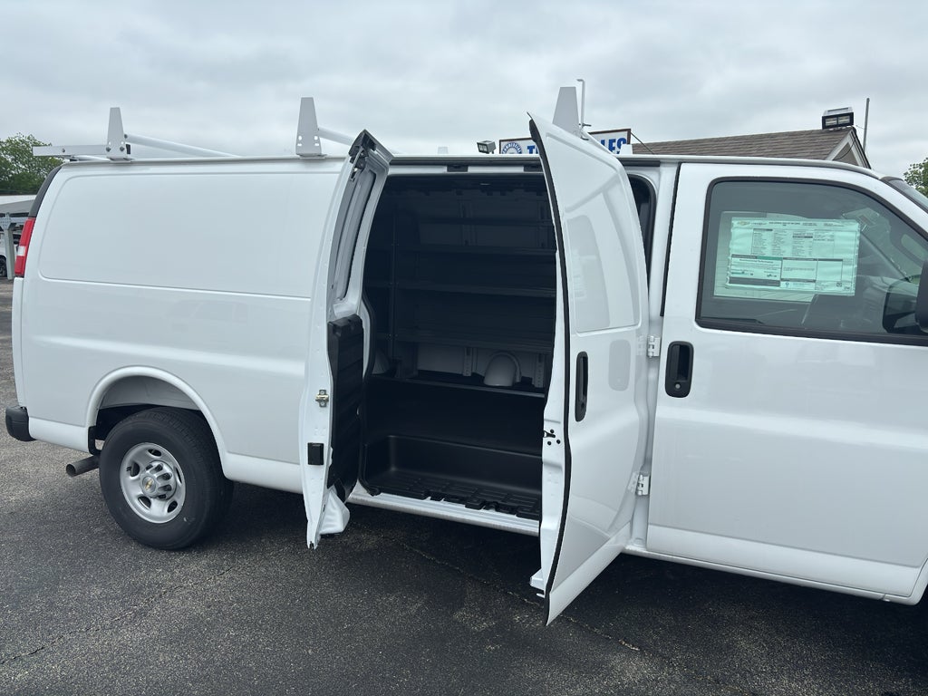 2025 Chevrolet Express Cargo WT