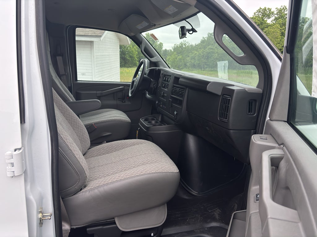 2025 Chevrolet Express Cargo WT