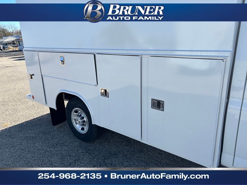 2025 Chevrolet Express Cutaway 3500 1WT